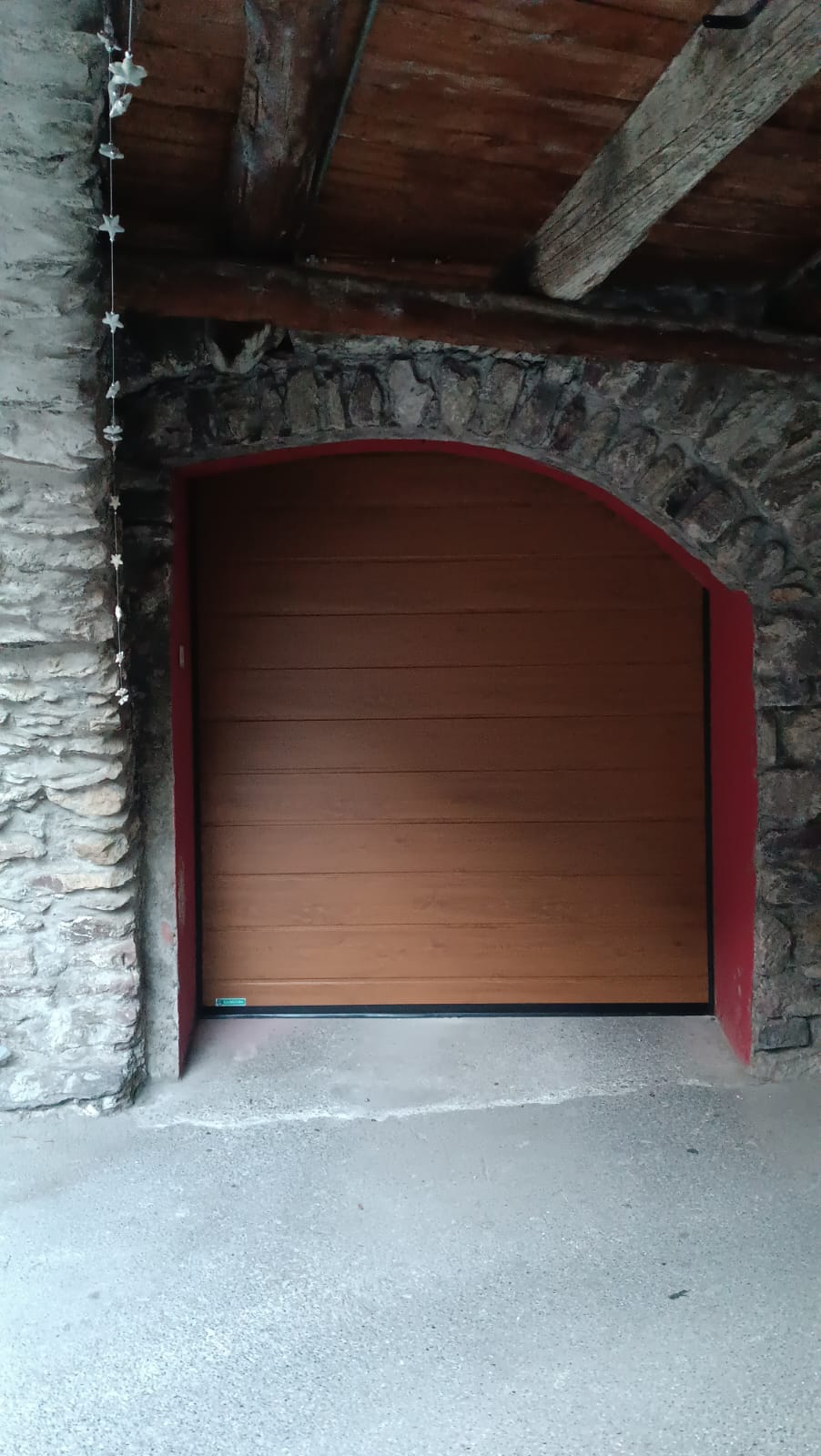 porta sezionale a <p>porta sezionale oltre luce, con pannello con doga da 25cm. Colore effetto legno</p>