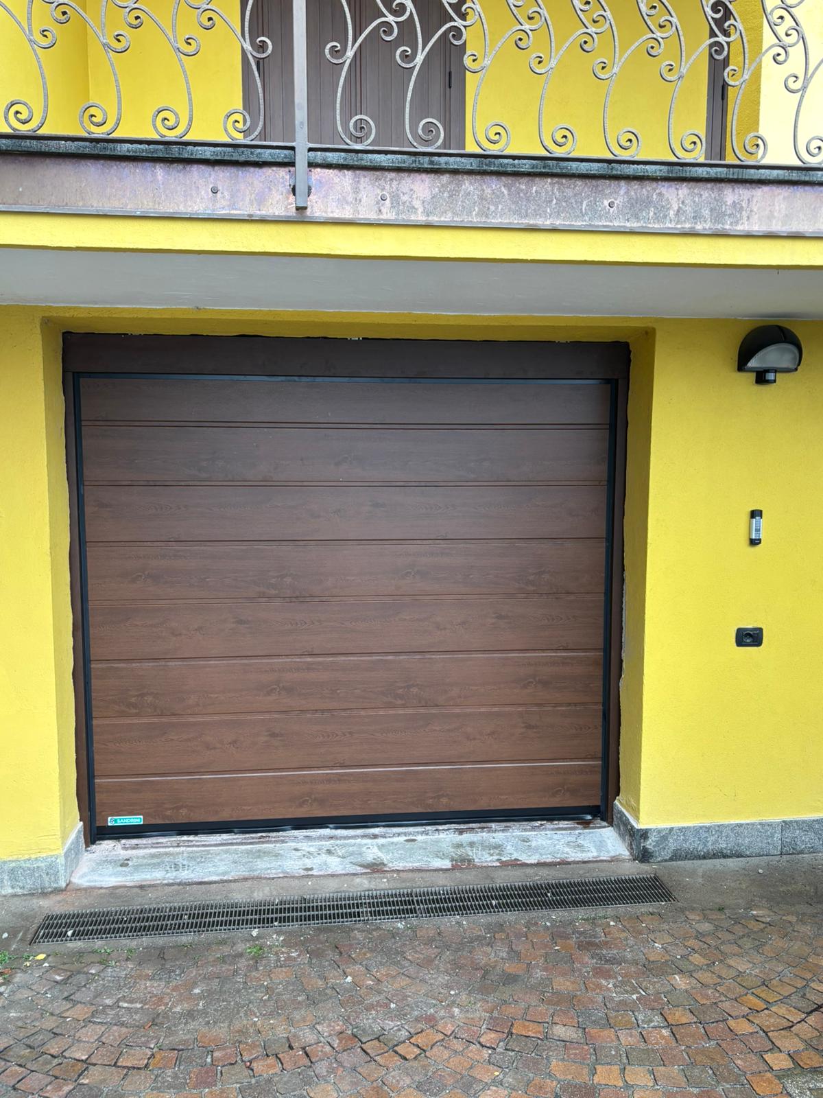 porta sezionale a <p>porta sezionale oltre luce, con telecodi e pannello con doga da 25cm. Colore effetto legno </p>