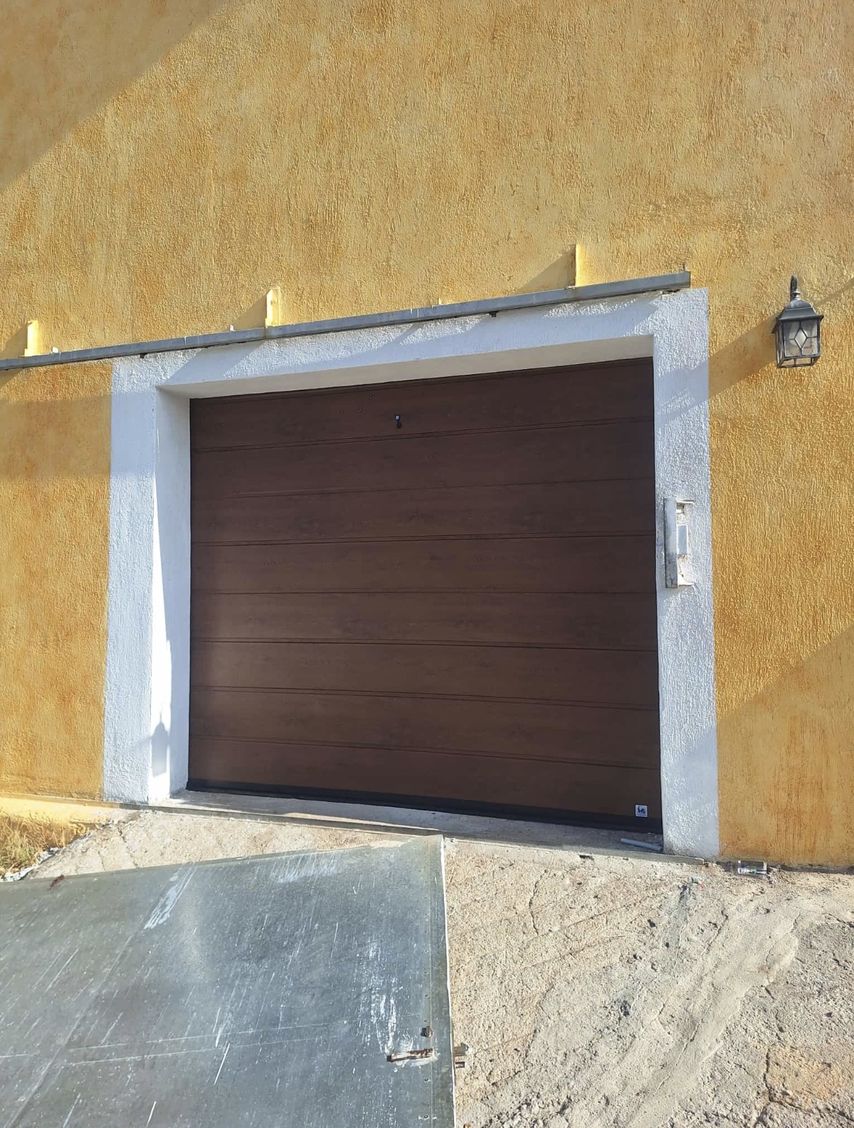 porta sezionale a <p>porta sezionale oltre luce, con sblocco esterno e pannello con doga da 25cm. Colore effetto legno scuro</p>