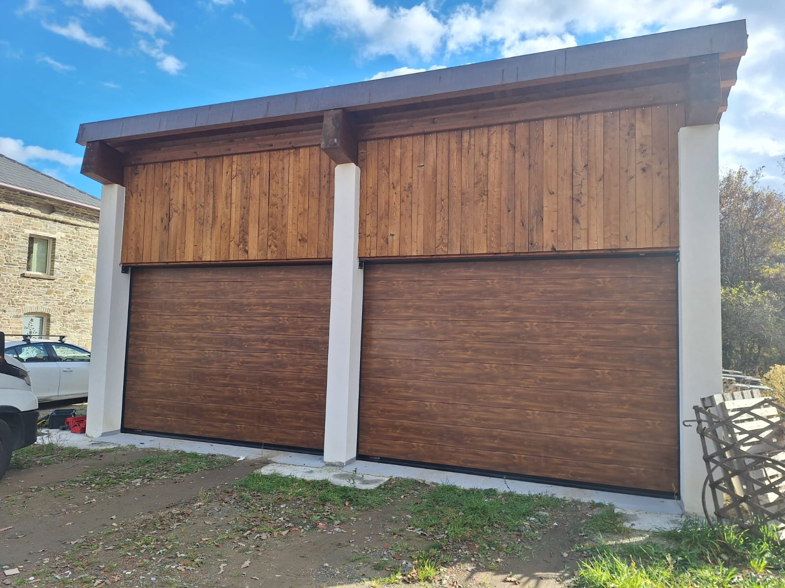 porta sezionale a <p>porta sezionale oltre luce, con pannello con doga da 25cm. Colore effetto legno scuro </p>