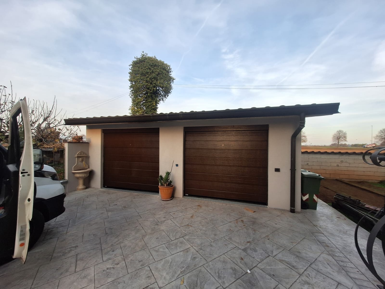 porta sezionale a <p>porta sezionale oltre luce, sblocco esterno e pannello con doga da 25cm. Colore effetto legno</p>