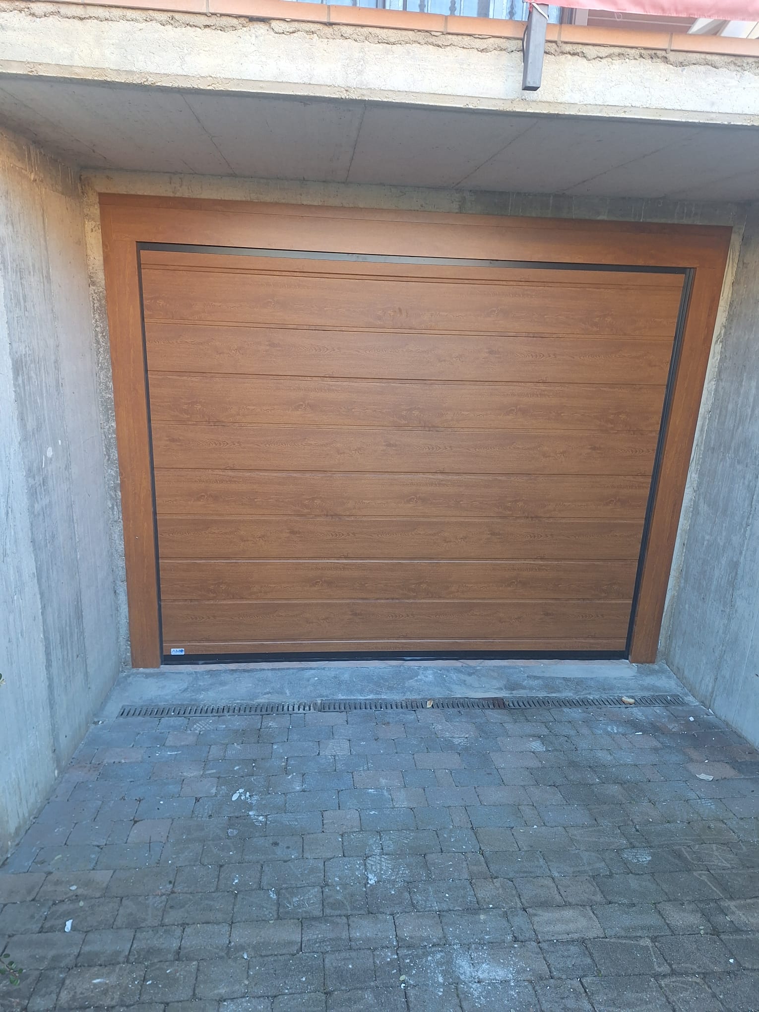porta sezionale a <p>porta sezionale in luce, con coprifili e pannello con doga da 25cm. Colore effetto legno chiaro</p>