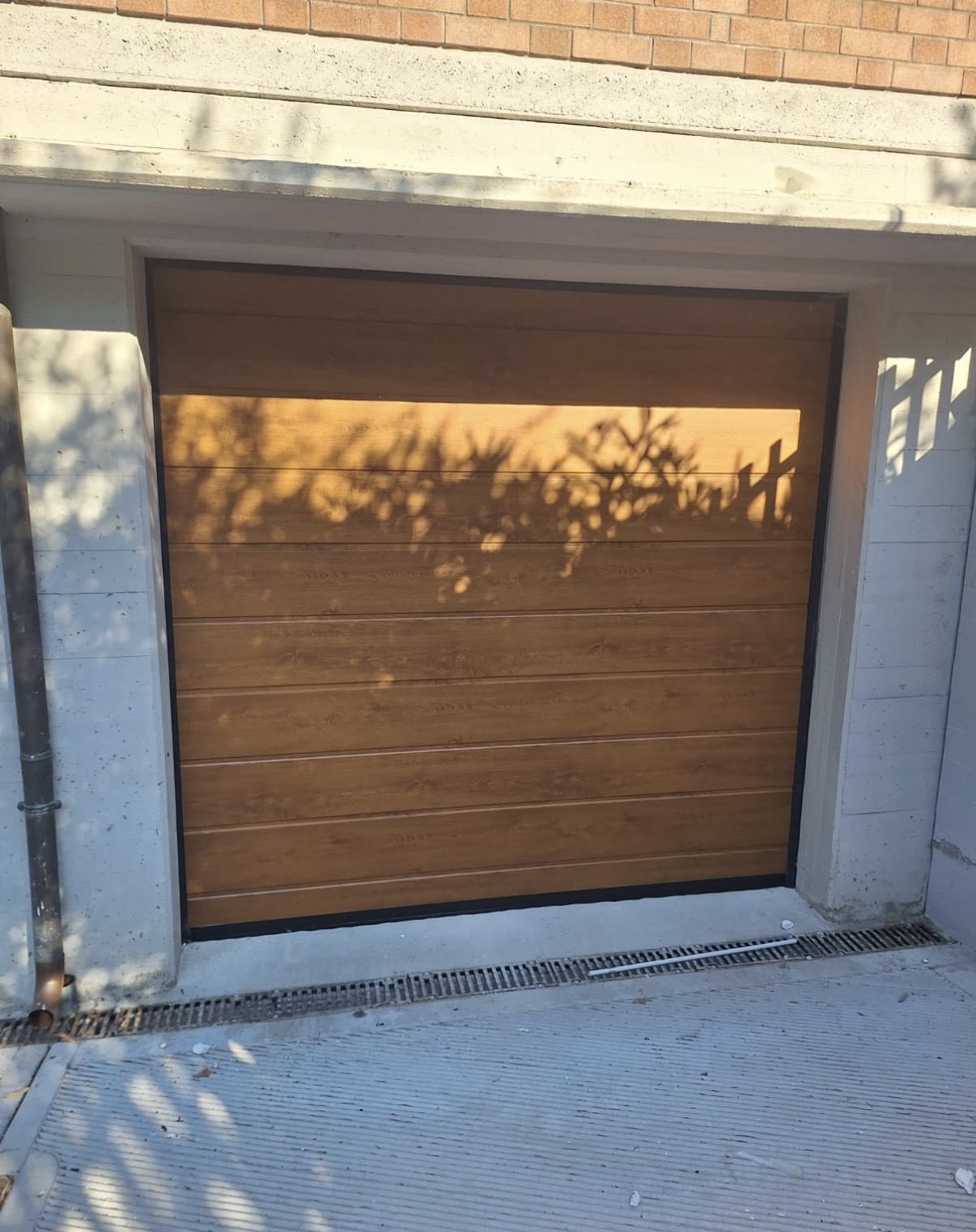 porta sezionale a <p>porta sezionale oltre luce, con pannello con doga da 25cm. Colore effetto legno chiaro</p>