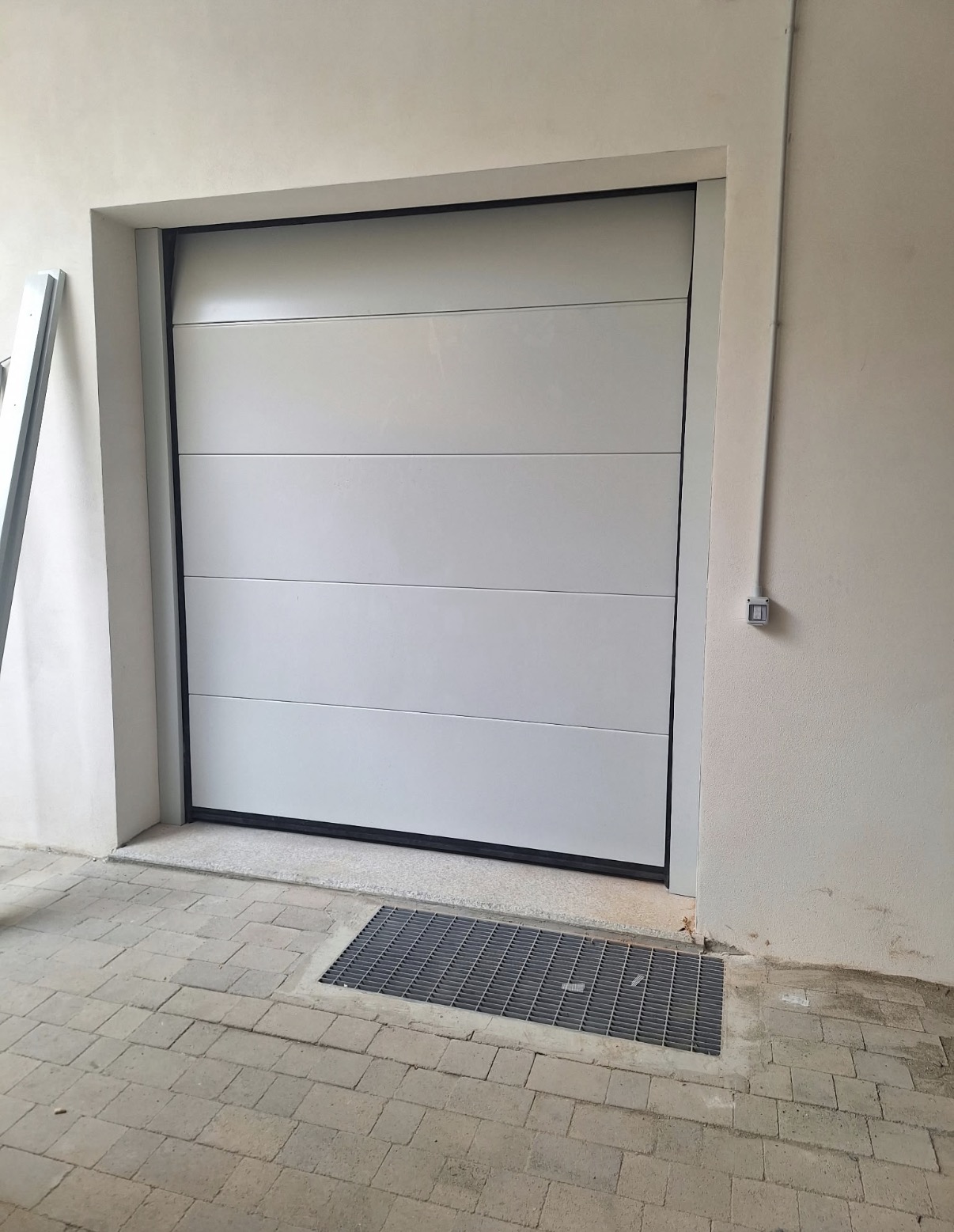 porta sezionale a <p>porta sezionale in luce, con pannello intero. RAL 9010</p>