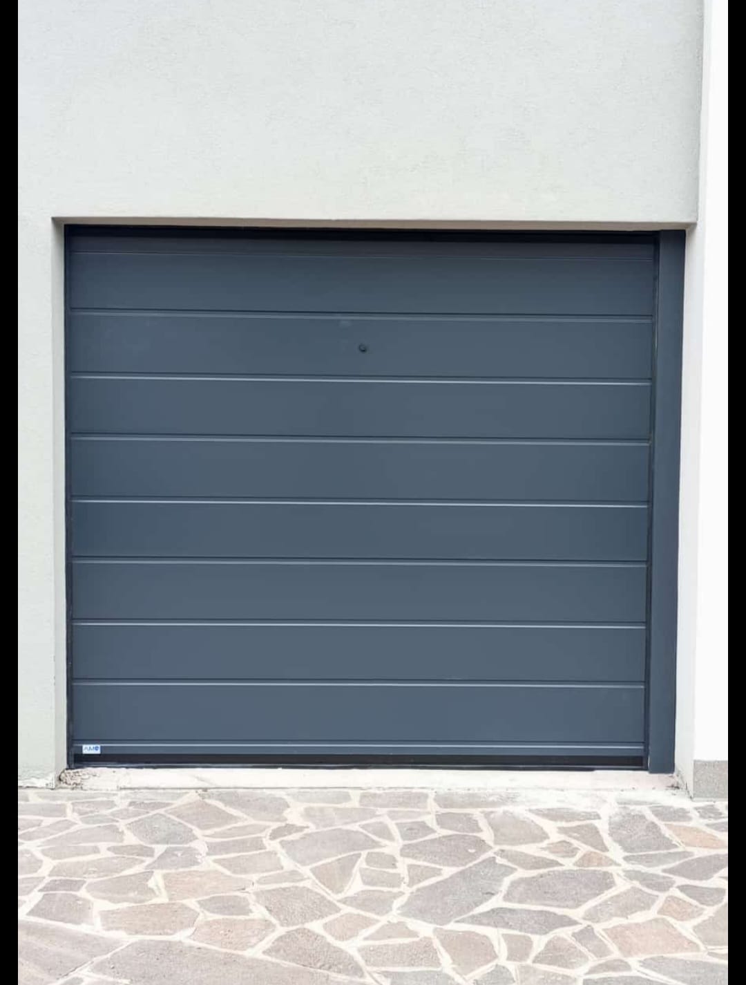 porta sezionale a <p>porta sezionale oltre luce, con pannello con doga da 25cm. RAL 7016</p>