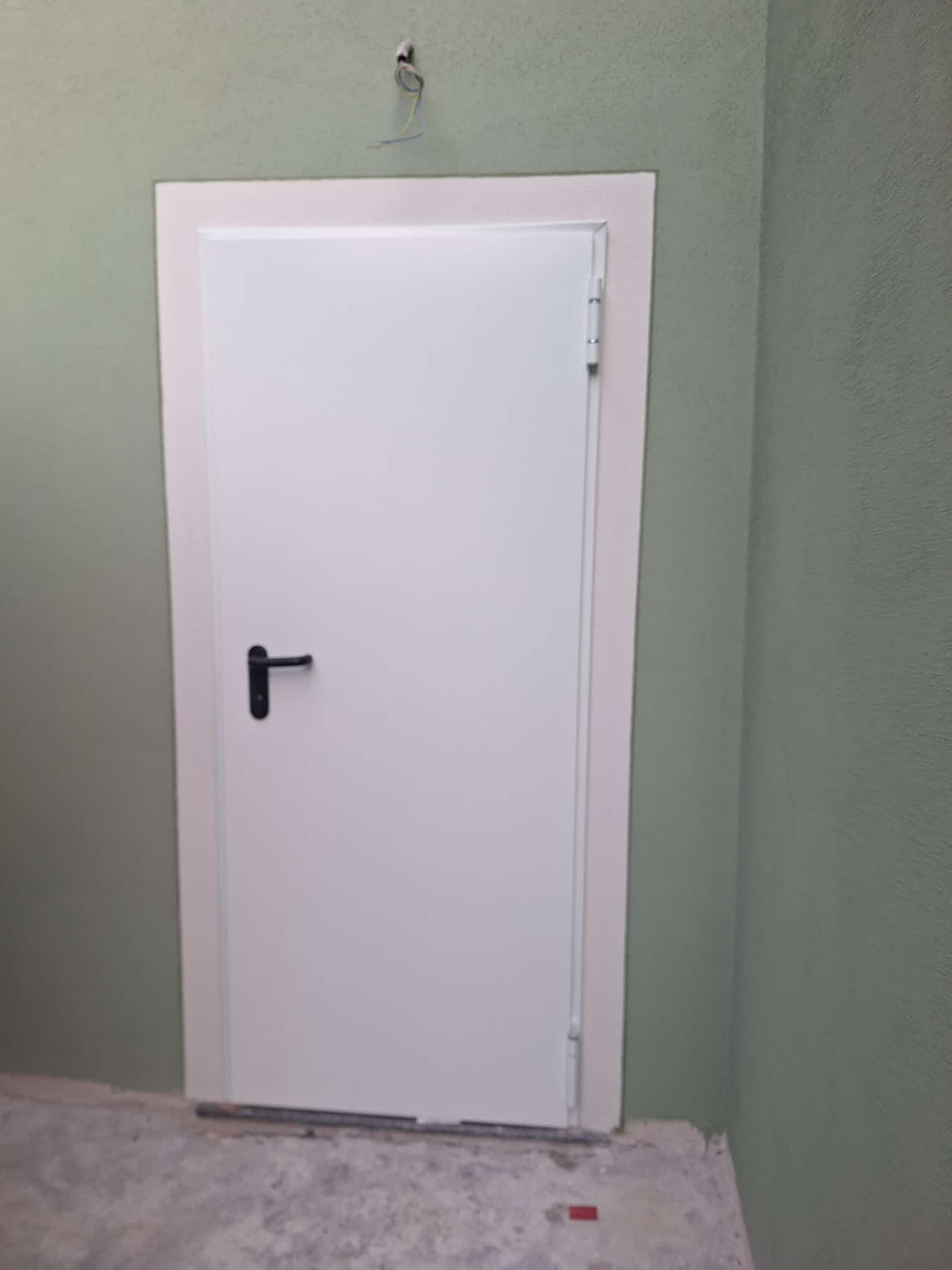 porta tagliafuoco a <p>porte tagliafuoco ad anta singola, con maniglia e maniglione antipanico</p>