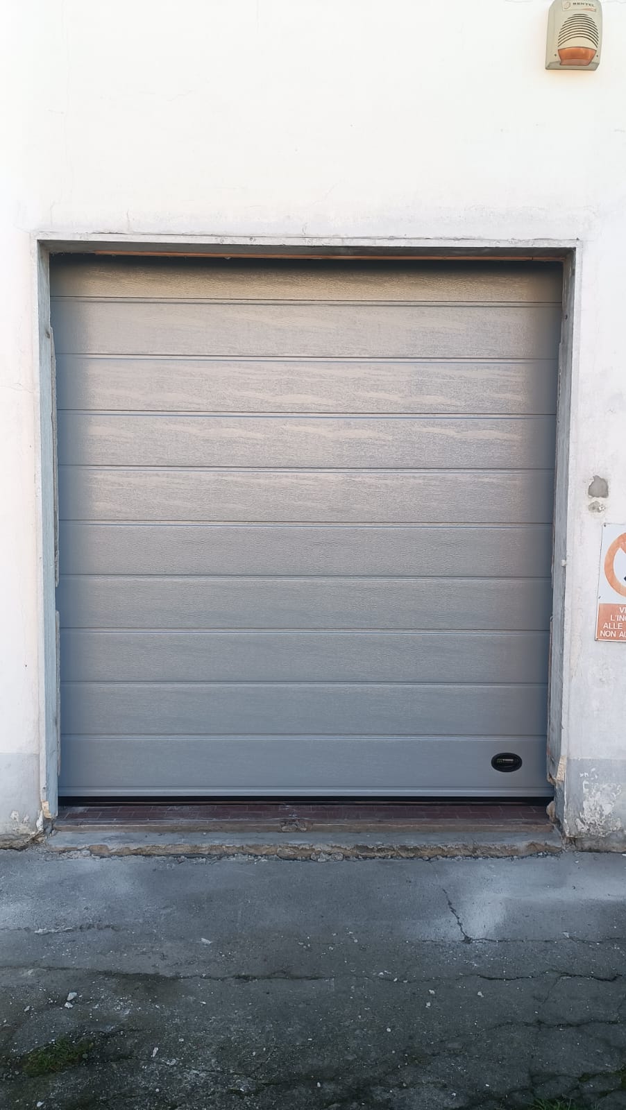 porta sezionale a <p>porta sezionale oltre luce, con maniglia di sollevamento e pannello con doga da 25cm. RAL 9006</p>