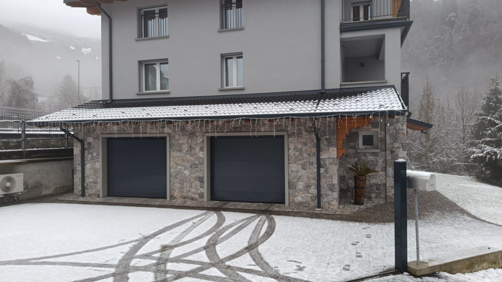 porta sezionale a <p>porta sezionale oltre luce, con pannello intero. RAL 7016</p>