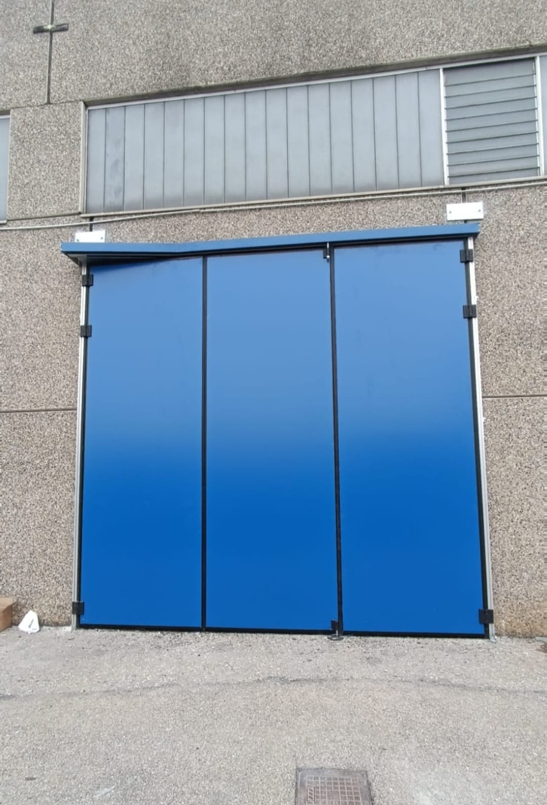 portone a libro a <p>portone a libro industriale, con apertura 2+1</p>