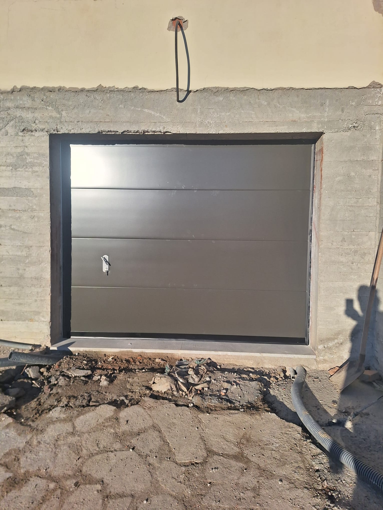 porta sezionale a <p>porta sezionale oltre luce, con maniglia e pannello intero. RAL a campione</p>