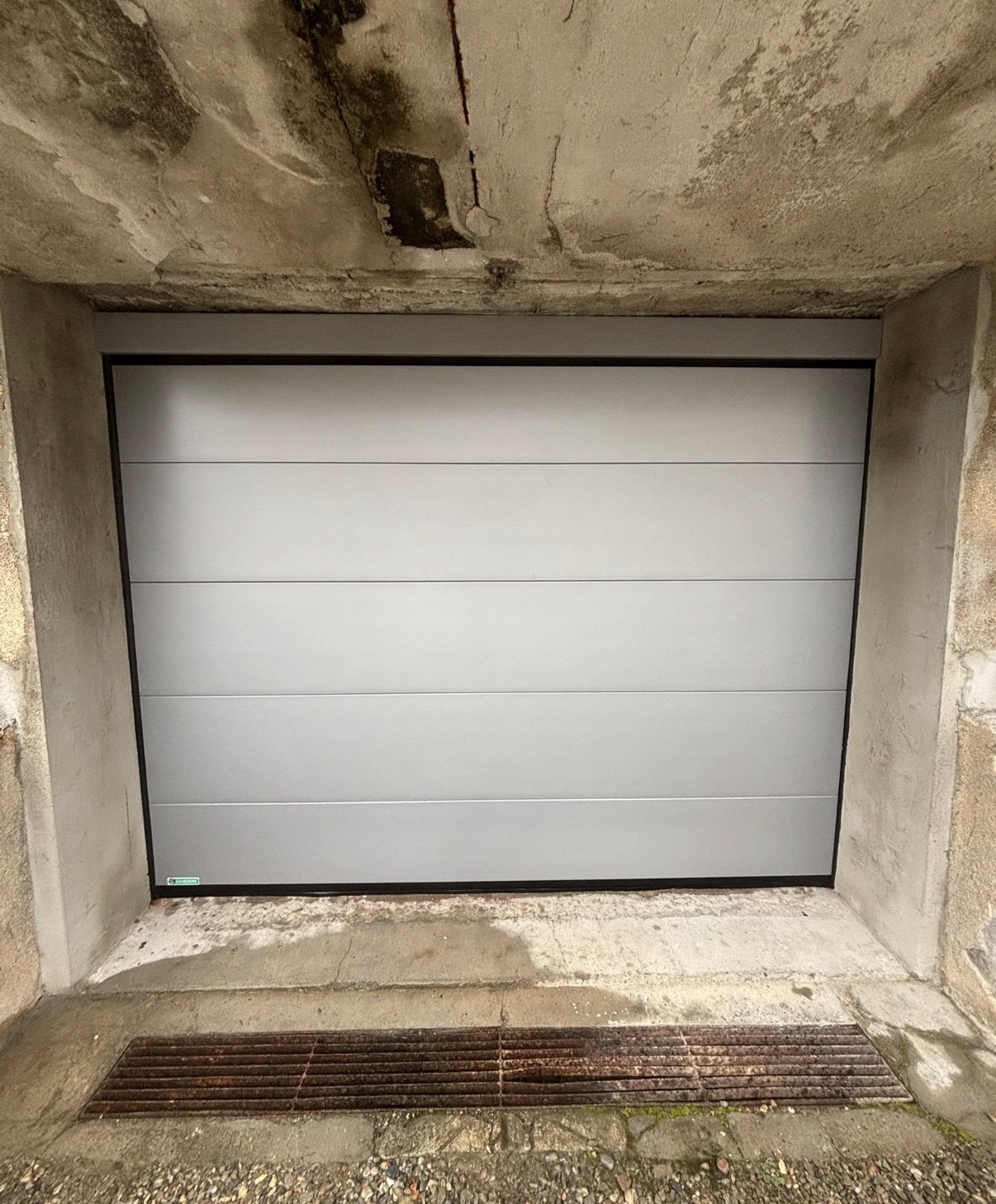 porta sezionale a <p>porta sezionale oltre luce, con pannello intero. RAL 9006</p>