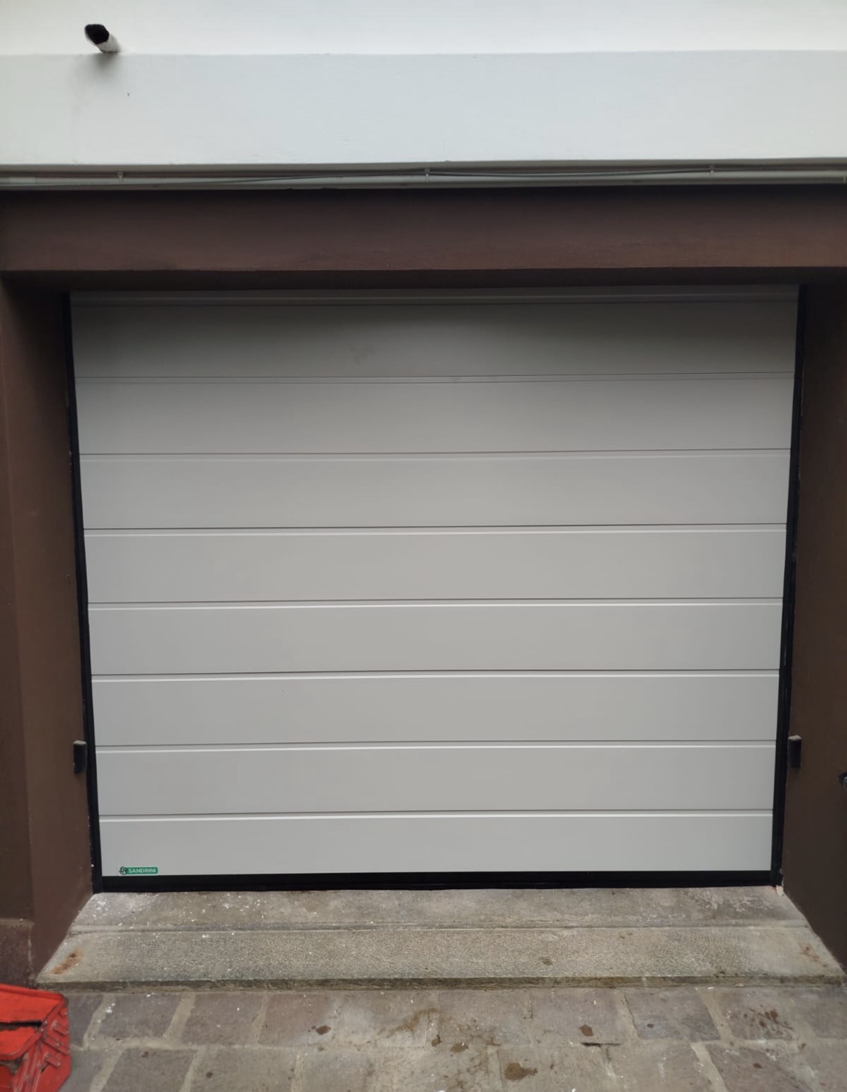 porta sezionale a <p>porta sezionale oltre luce, con pannello con doga da 25cm. RAL 9010</p>