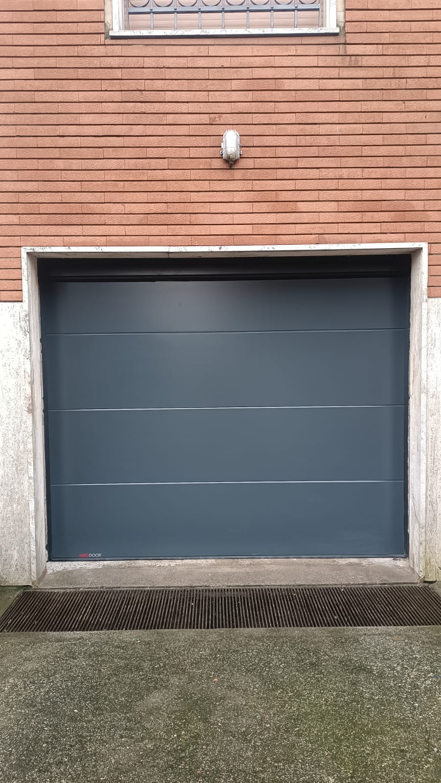 porta sezionale a <p>porta sezionale oltre luce, con pannello intero. RAL 7016</p>