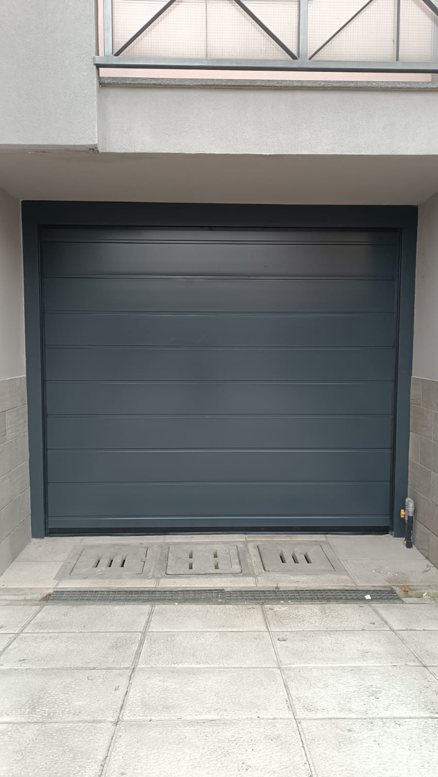 porta sezionale a <p>porta sezionale in luce, con pannello con doga da 25cm. RAL 7016</p>