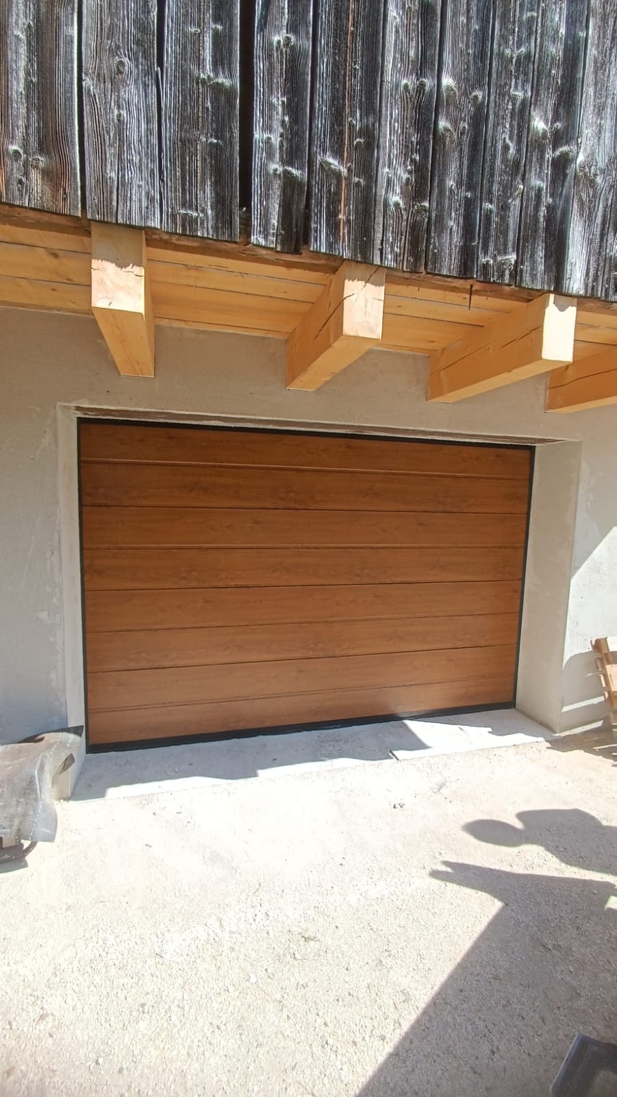 Porta sezionale a <p>Porta sezionale oltre luce, con pannello con doga da 25cm. Colore effetto legno </p>