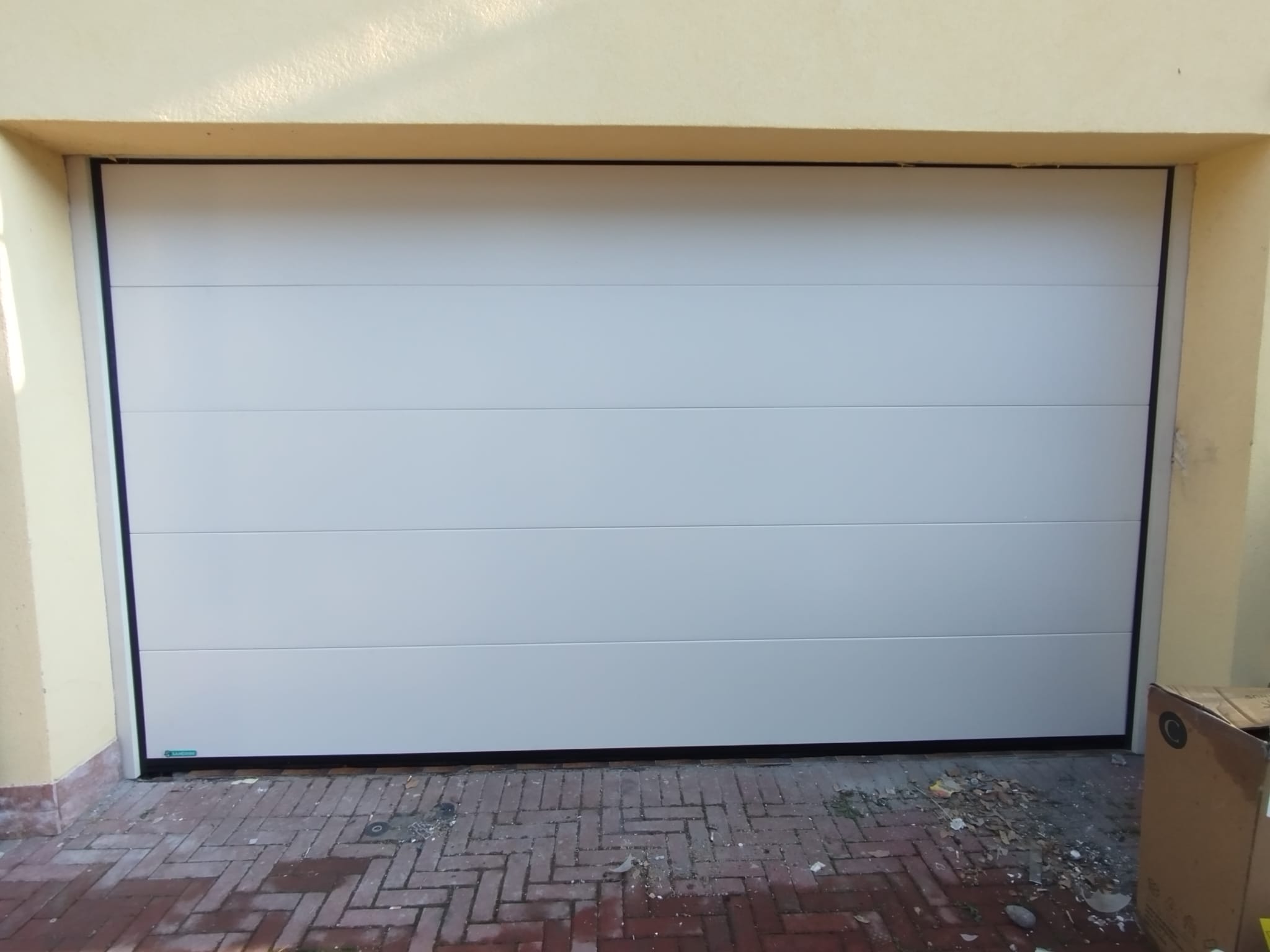 porta sezionale a <p>porta sezionale oltre luce, con pannello intero. RAL 9010</p>