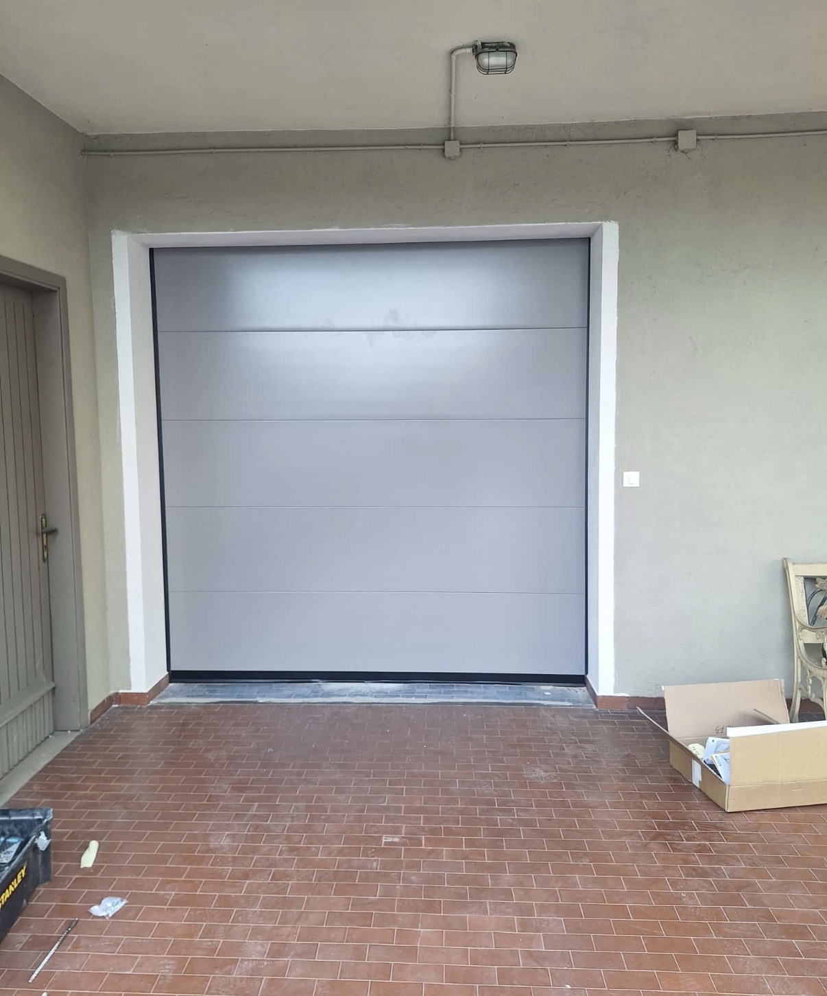 porta sezionale a <p>porta sezionale oltre luce, con pannello intero. RAL a campione </p>