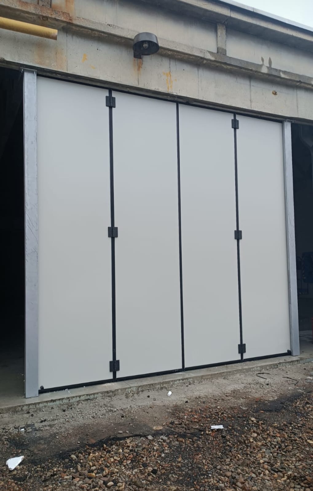 portone a libro a <p>portone a libro, con apertura 2+2. RAL 9010</p>