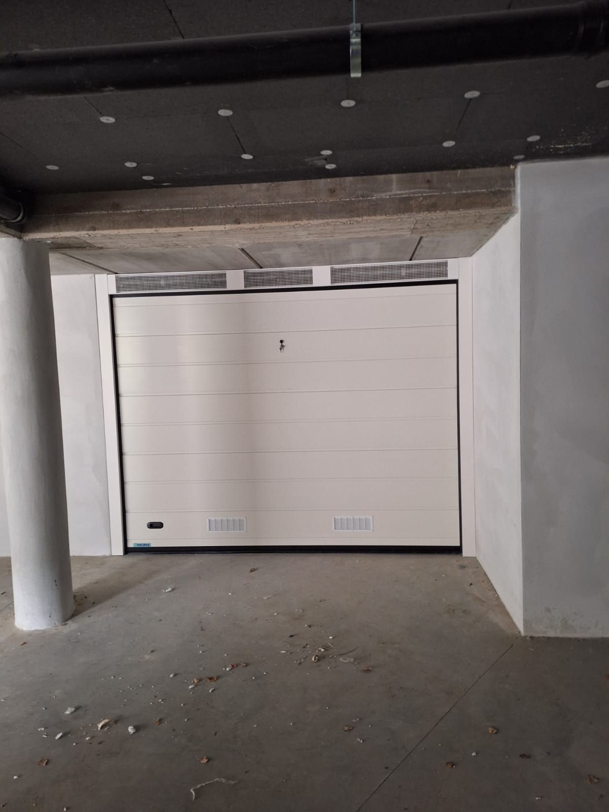 porta sezionale a <p>porta sezionale in luce, con veletta areata, griglie di areazione, sblocco esterno, maniglia di sollevamento e pannello con doga da 25cm. RAL 9010 </p>