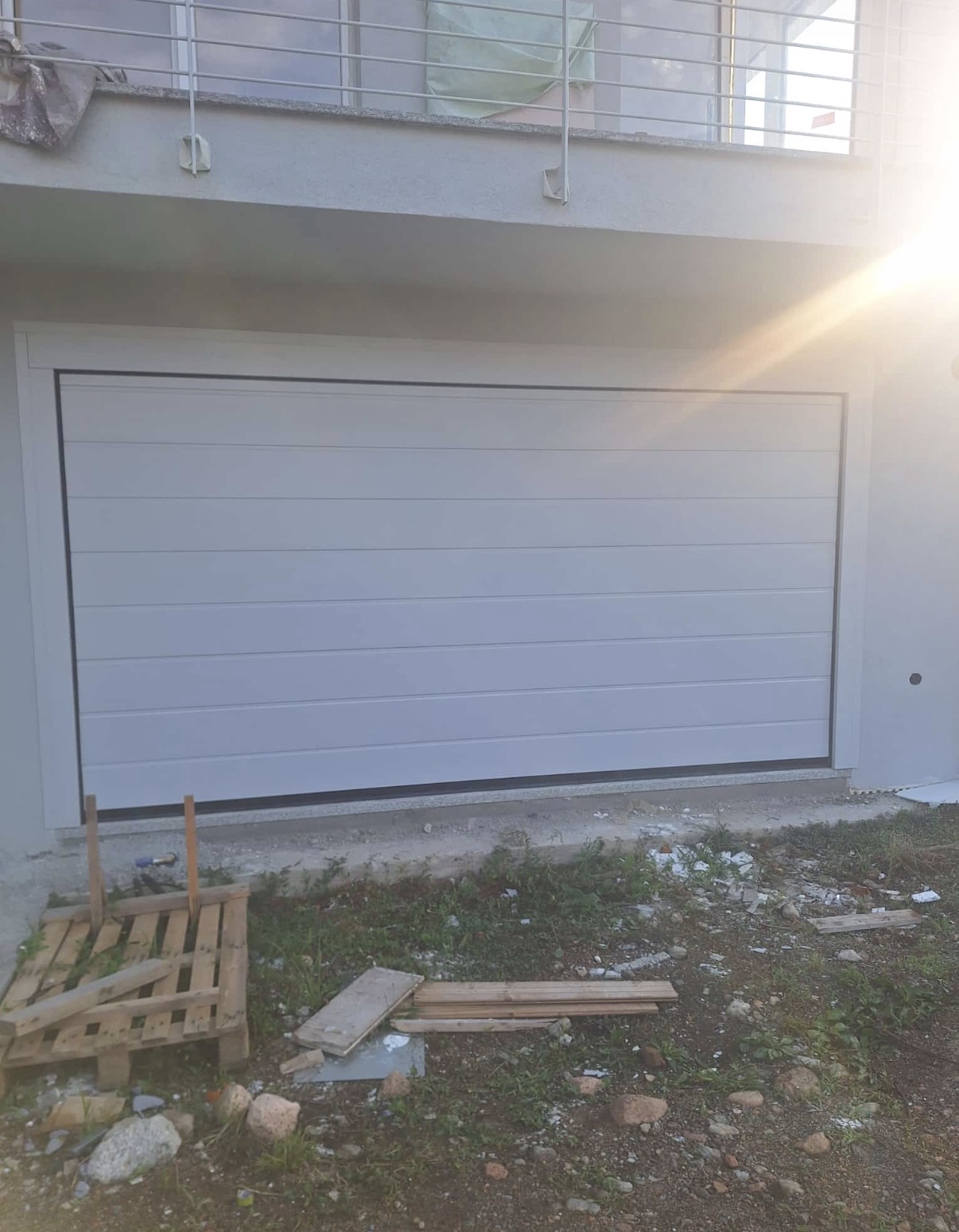 porta sezionale a <p>porta sezionale in luce, con coprifili e pannello con doga da 25cm. RAL 9010</p>