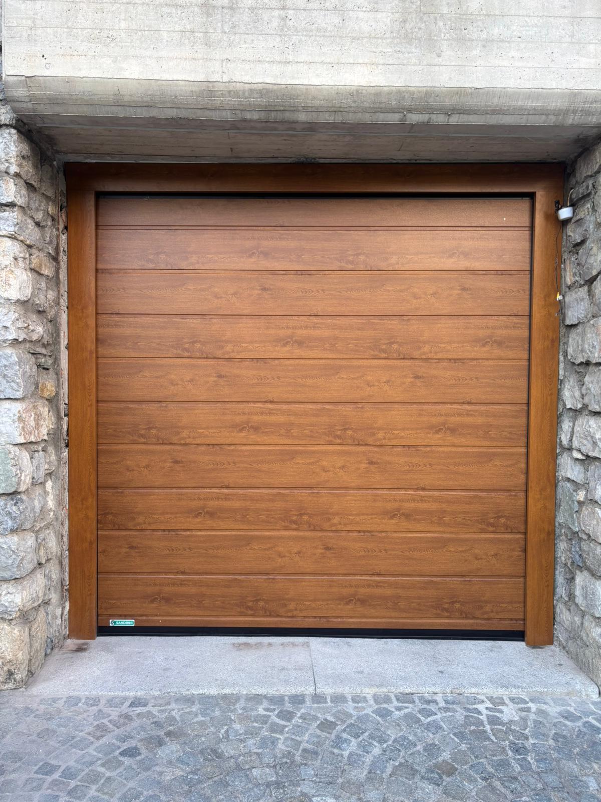 porta sezionale a <p>porta sezionale in luce, con pannello con doga da 25cm. colore effetto legno </p>