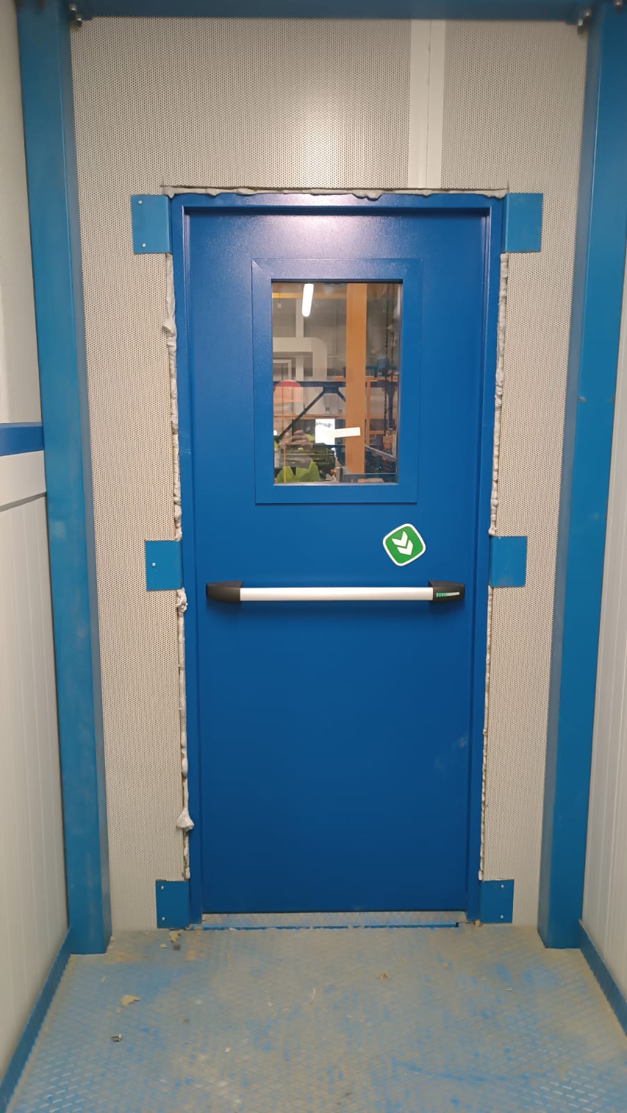 porta tagliafuoco a <p>porte tagliafuoco ad anta singola, con maniglia e maniglione antipanico e oblò</p>