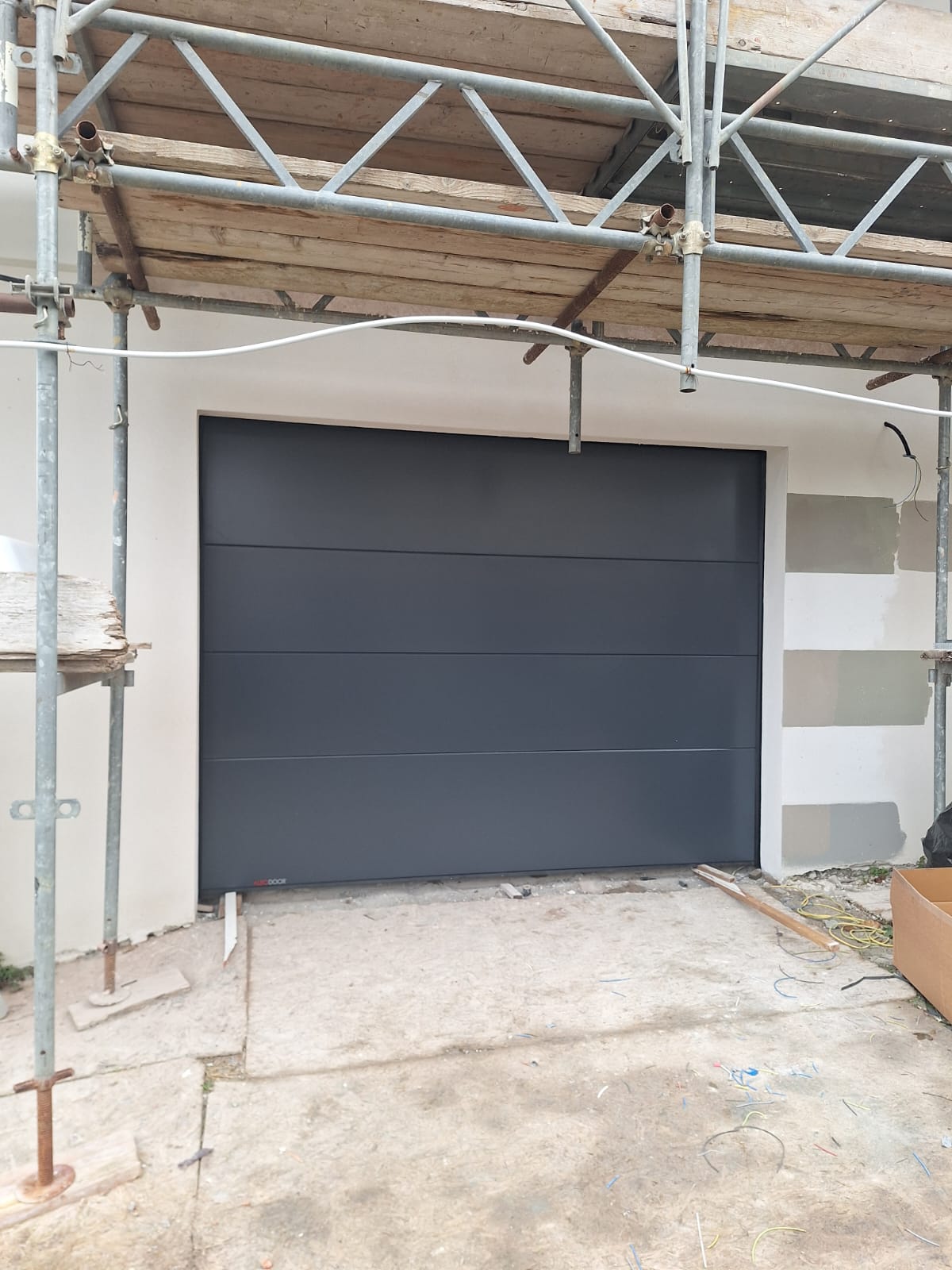 porta sezionale a <p>porta sezionale oltre luce, con pannello intero. RAL 7016</p>