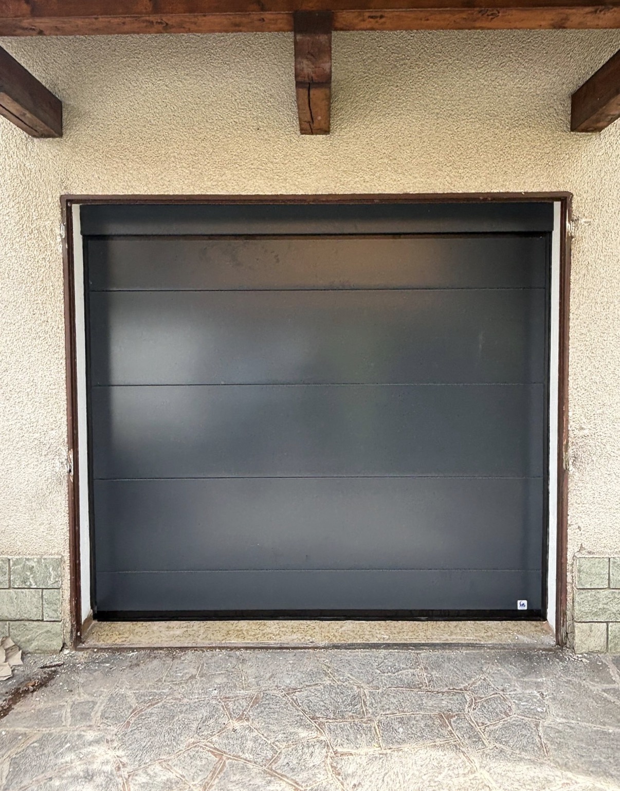 porta sezionale a <p>porta sezionale oltre luce, con pannello intero. RAL 7016</p>