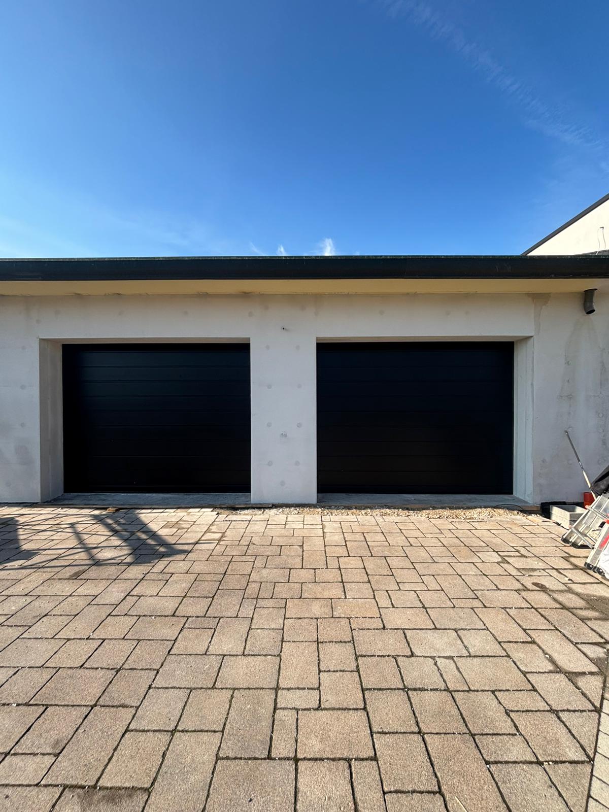 porta sezionale a <p>porta sezionale in luce, con pannello con doga da 25cm. RAL 7016</p>