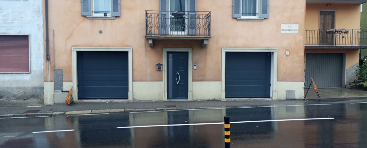 porta sezionale a <p>porta sezionale oltre luce, con pannello con doga da 25cm. RAL 7016</p>