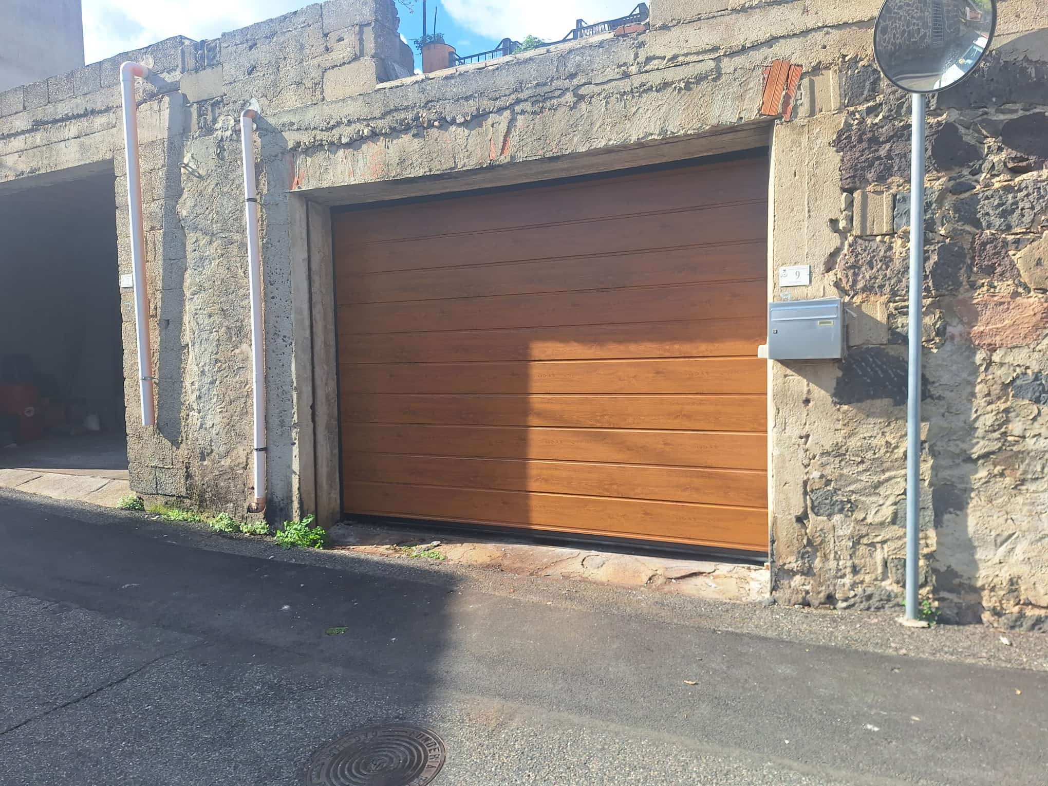 porta sezionale a <p>porta sezionale oltre luce, con pannello con doga da 25cm. Colore effetto legno </p>