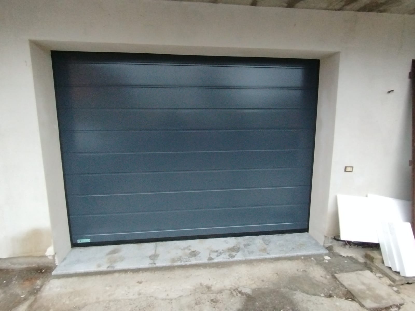 porta sezionale a <p>porta sezionale oltre luce, con pannello con doga da 25cm. RAL 7016</p>