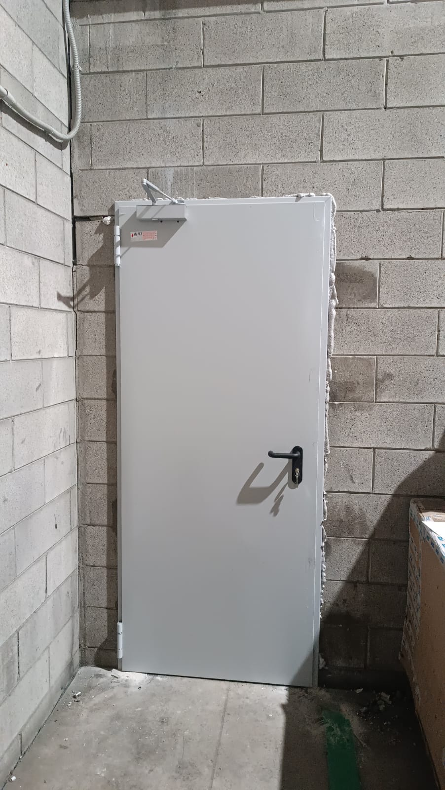 portone tagliafuoco a <p>porta tagliafuoco ad anta singola, con maniglia su entrambi i lati e chiudiporta</p>