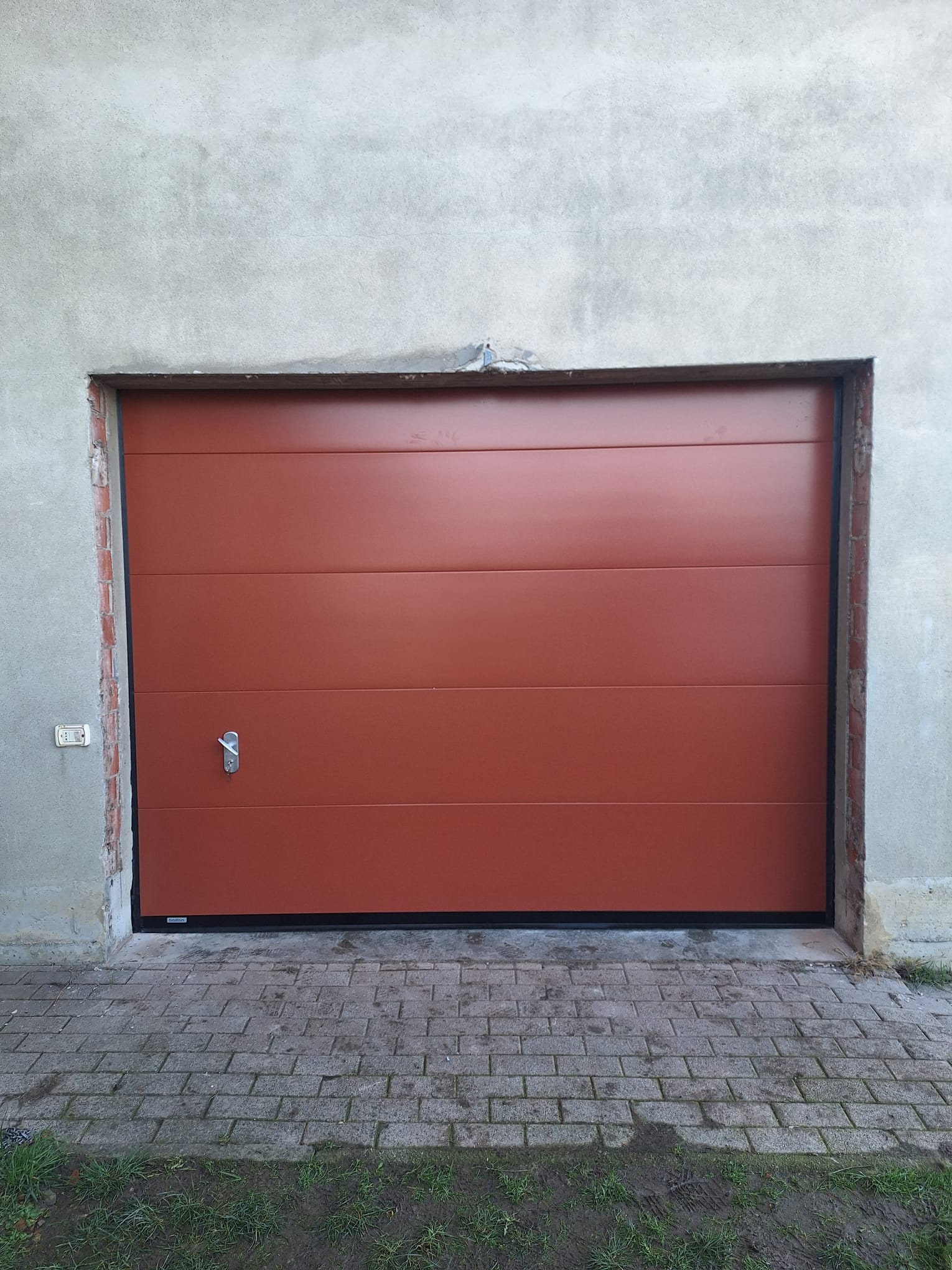 porta sezionale a <p>porta sezionale oltre luce, ad apertura manuale, con pannello intero. RAL a campione</p>