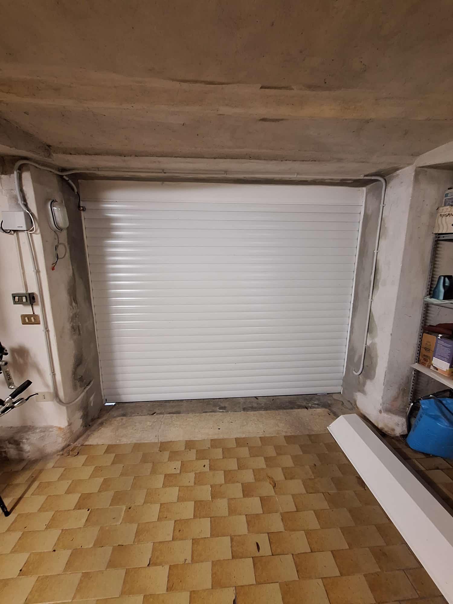 serranda avvolgibile a <p>serranda avvolgibile. RAL 9010</p>